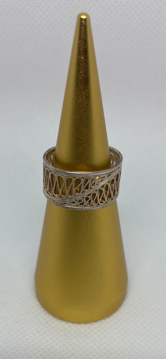 Elegant small filigree ring